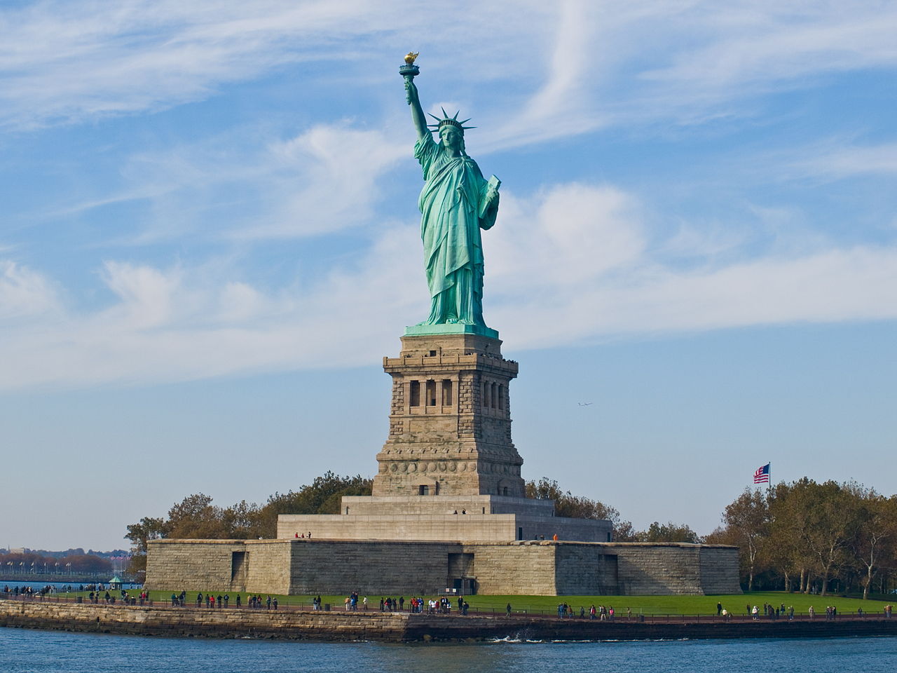 Statue of Liberty. Photo by William Warby (originally posted to Flickr as Statue of Liberty) [CC BY 2.0 (http://creativecommons.org/licenses/by/2.0)], via Wikimedia Commons