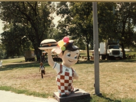 Marcus Corporation Restaurant Division Annual Picnic in 1985. Marc’s Big Boy statue greets guests.