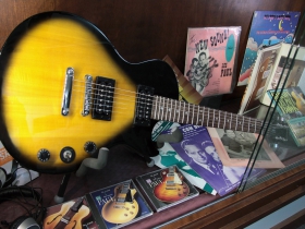 Epiphone Les Paul Electric Guitar, “New Sound” 78 album – Les’ breakthrough LP from 1948 and CDs, albums,songbooks and DVDs
