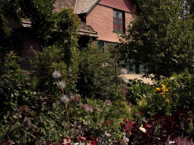 Kneeland-Walker House coach house and garden