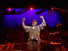(I. to r.) Andrew Varela (Tevye) and Kimberly Hanson (The Fiddler) in Skylight Music Theatre’s production of Fiddler on the Roof running October 3-26, 2025.
