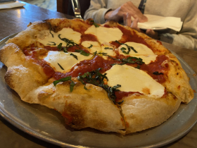 Margherita pizza (Neapolitan Daisy)