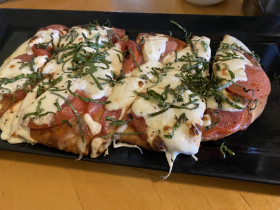 Pizza Margherita flatbread