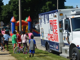 Milwaukee Police hand out free ice cream to the kids