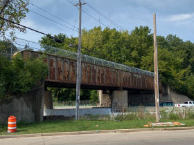 An Oak Leaf Trail bridge spanning I-43 along The Zip Line. Photo by Graham Kilmer.