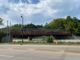 An Oak Leaf Trail bridge spanning I-43 along The Zip Line. Photo by Graham Kilmer.