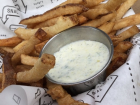 Fries with yogurt/ranch dipping sauce