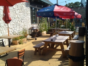 The patio at Ashley's Que. Photo by Tracey Pollock.
