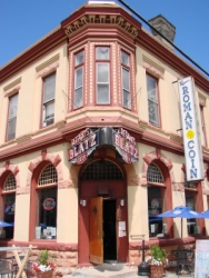 Taverns: Roman Coin’s 125-Year-Old Pabst Bar