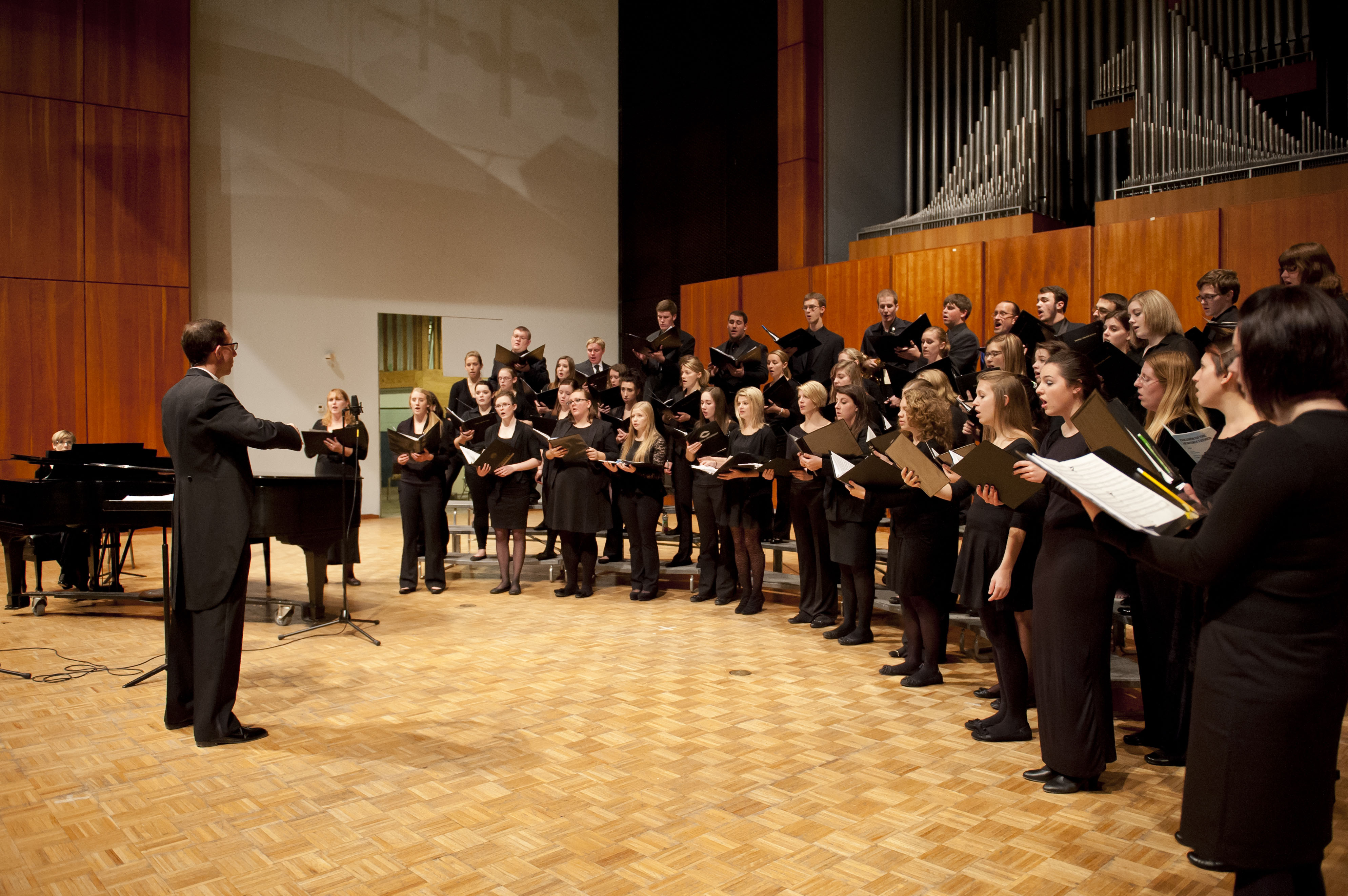 Carroll Choirs sing praise of “New York, New York”
