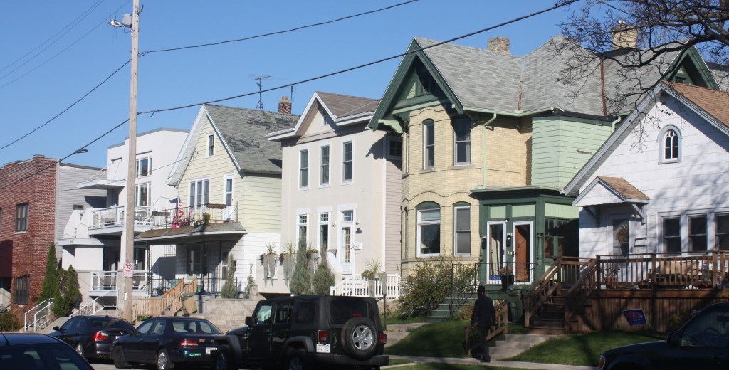 Houses on Astor. Photo by Carl Baehr.