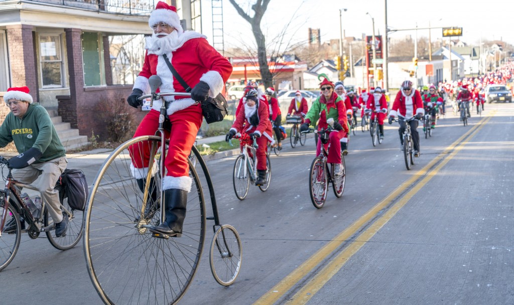 Bike Czar 2,000 Biking Santas Hit the Streets! » Urban Milwaukee