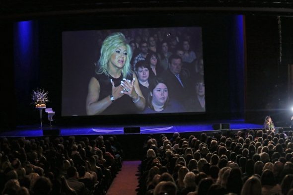 Theresa Caputo working the aisles. Photo by Kelsea McCulloch.