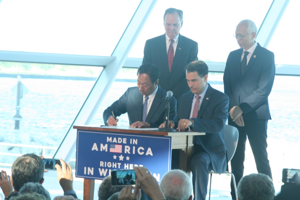 Foxconn chairman Terry Gou and Governor Scott Walker signing a memorandum of understanding. Photo by Jeramey Jannene.