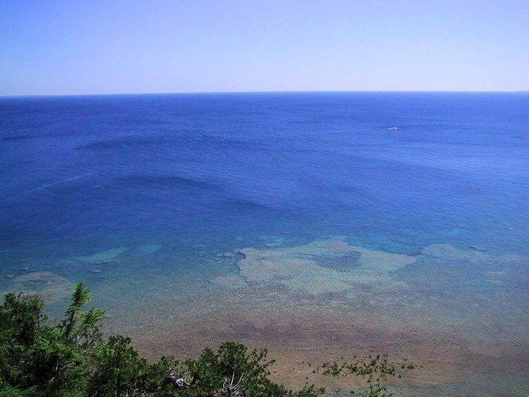 Lake Huron, the clearest Great Lake. Photo by Hgjudd (Self-published work by Hgjudd) [GFDL (http://www.gnu.org/copyleft/fdl.html), CC-BY-SA-3.0 (http://creativecommons.org/licenses/by-sa/3.0/) or CC BY-SA 2.5-2.0-1.0 (http://creativecommons.org/licenses/by-sa/2.5-2.0-1.0)], via Wikimedia Commons