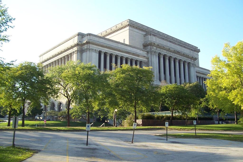 Milwaukee County Courthouse. Photo by Sulfur at English Wikipedia [GFDL (http://www.gnu.org/copyleft/fdl.html) or CC-BY-SA-3.0 (http://creativecommons.org/licenses/by-sa/3.0/)], via Wikimedia Commons