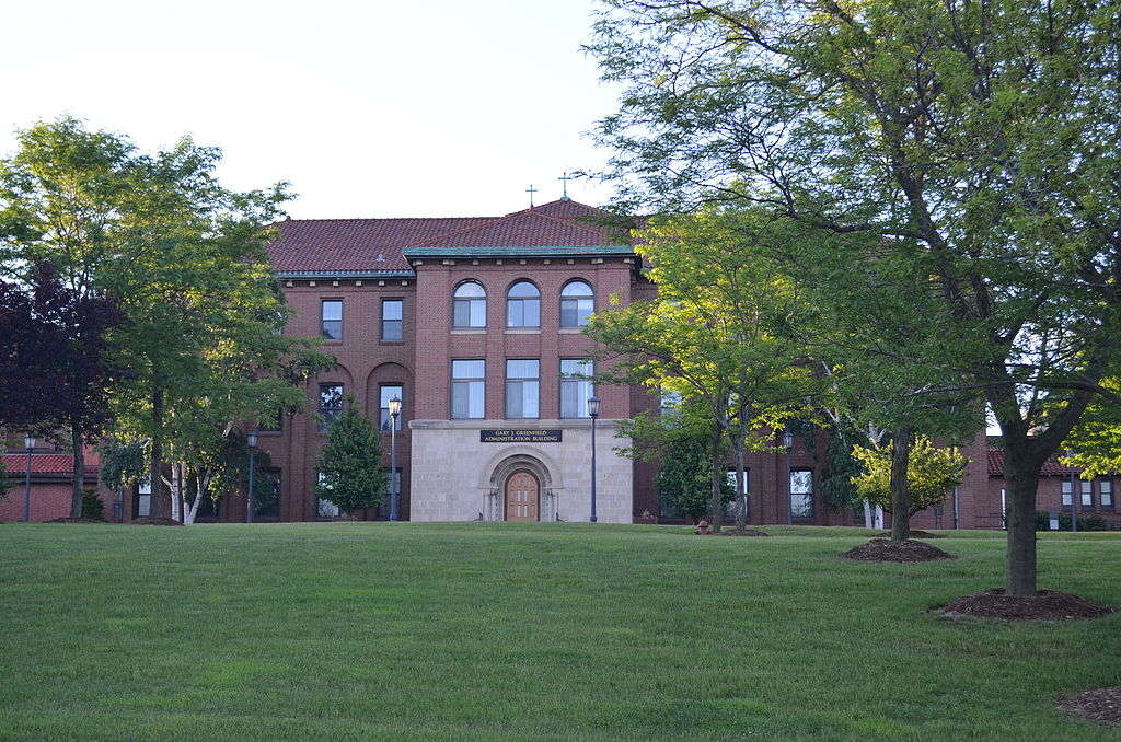 The Gary J. Greenfield Administration Building at Wisconsin Lutheran College. Photo by txnetstars [CC BY-SA 2.0 (https://creativecommons.org/licenses/by-sa/2.0)], via Wikimedia Commons.