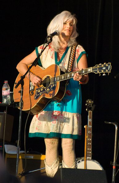 Emmylou Harris. Photo by armadilo60 [CC BY-SA 2.0 (https://creativecommons.org/licenses/by-sa/2.0)], via Wikimedia Commons