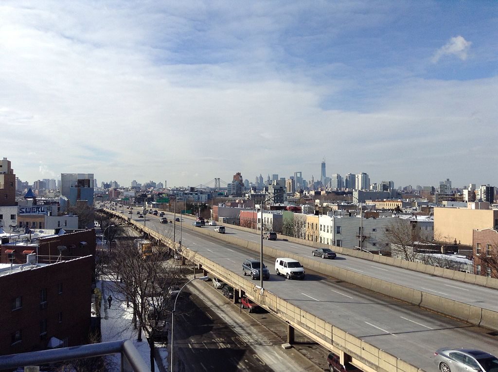 Brooklyn Queens Expressway. Photo by MusikAnimal [CC BY-SA 3.0 (https://creativecommons.org/licenses/by-sa/3.0)], from Wikimedia Commons.