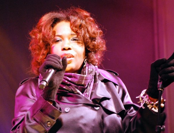 Macy Gray. Photo by Miss Tracey Nolan [CC BY-SA 2.0 (https://creativecommons.org/licenses/by-sa/2.0)], via Wikimedia Commons.