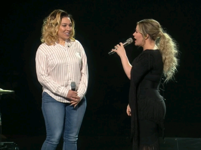 Kelly Clarkson Invites MCTS Driver on Stage During Green Bay Concert