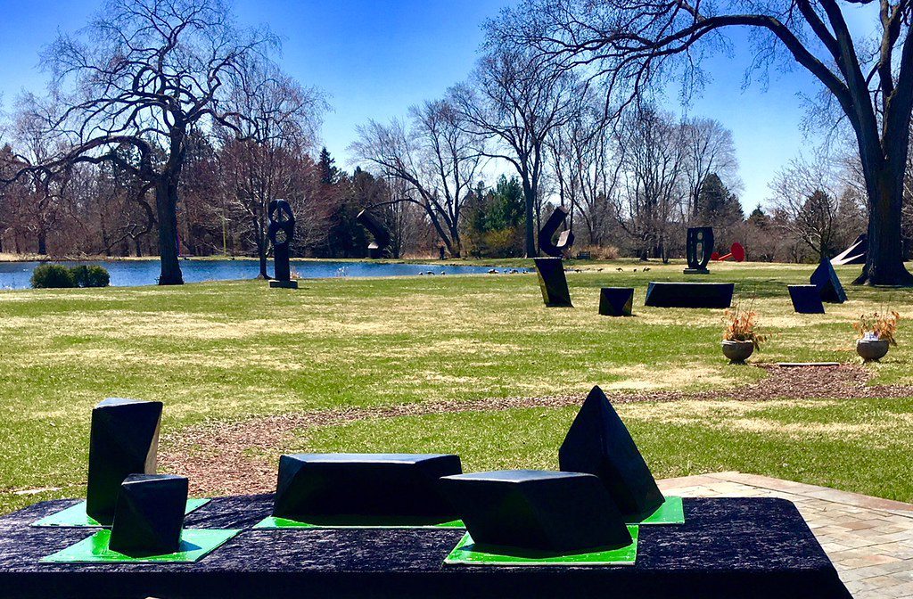 The Wandering Rocks, sculpture by Tony Smith and cake by Debbie Pagel, #ISDay 2018. Photo courtesy of the Lynden Sculpture Garden.