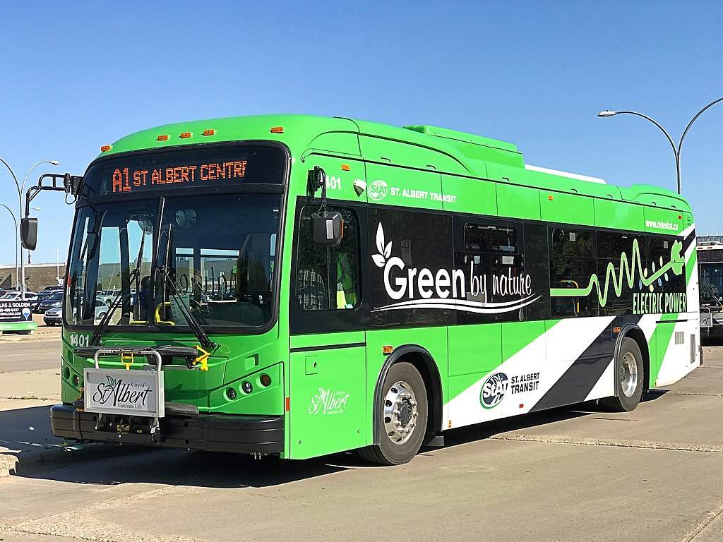 Electric bus. Photo by Ryanmirjanic [CC BY-SA 4.0 (https://creativecommons.org/licenses/by-sa/4.0)].