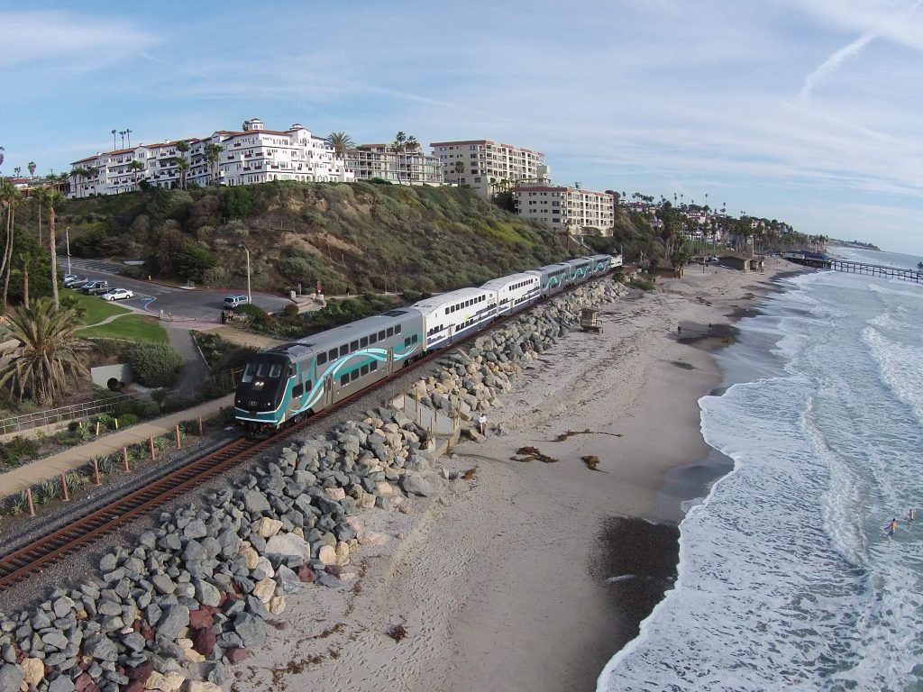 A Metrolink train operating in San Clemente, CA. Cars to be repaired in Milwaukee are in white. Photo by Andrewaronoshn. Licnesed under CC BY-SA 4.10