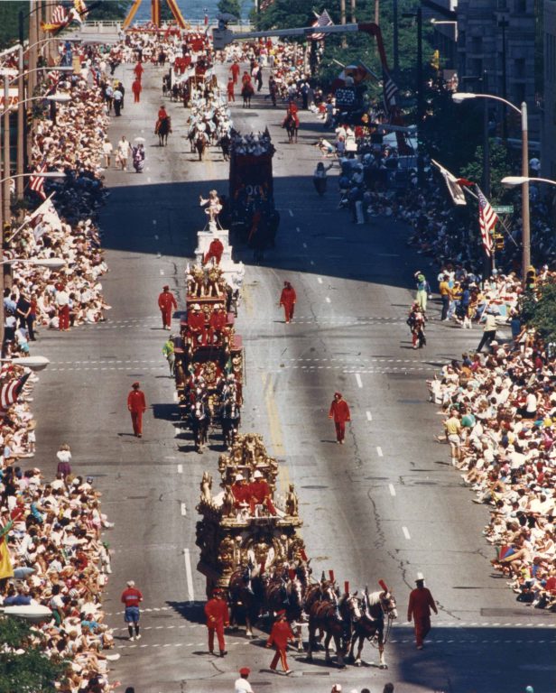 The Circus Parade on Wisconsin Ave., late 1990s. Image courtesy of Jewish Museum Milwaukee, Barkin Family Collection