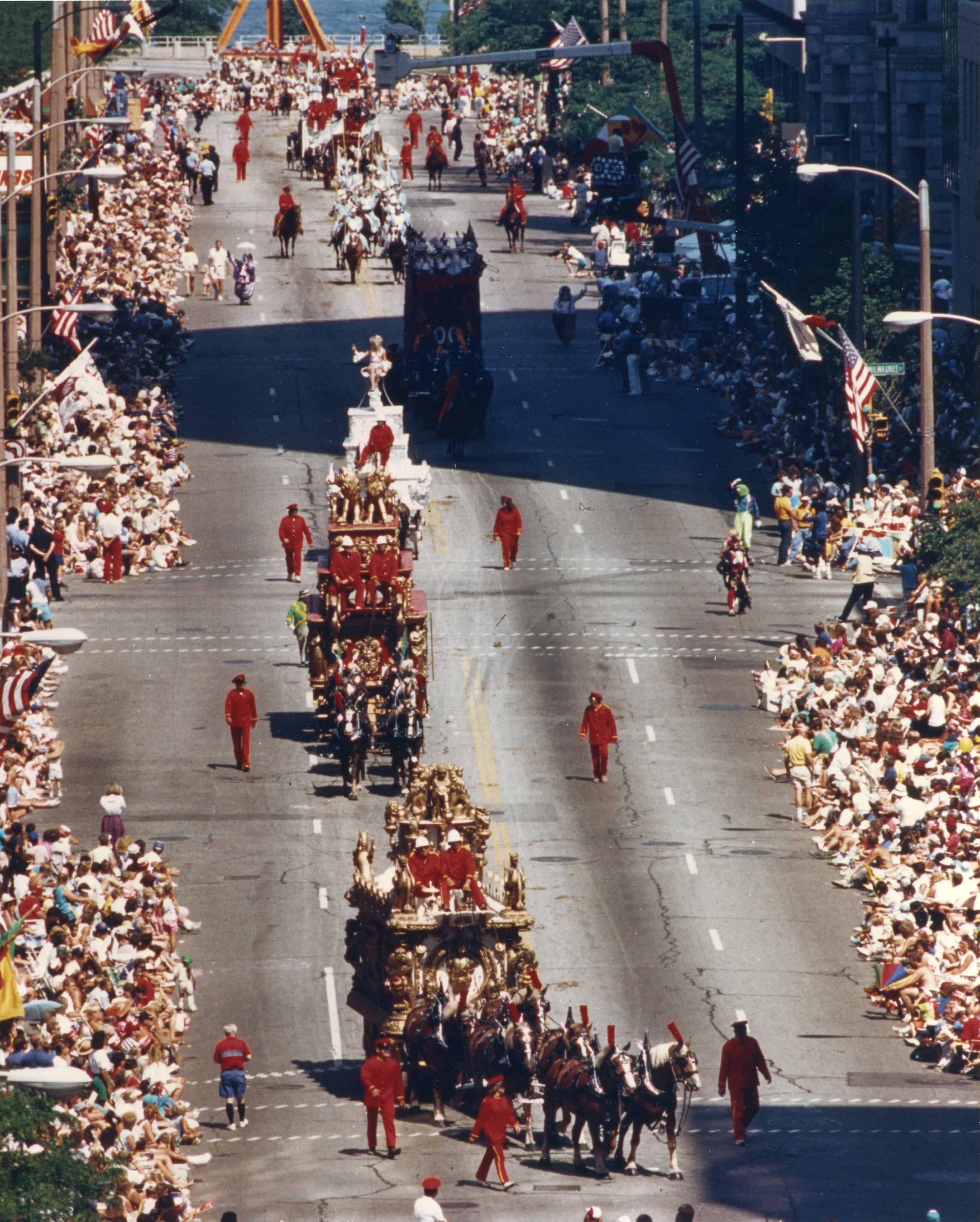The Circus Parade on Wisconsin Ave., late 1990s. Image courtesy of Jewish Museum Milwaukee, Barkin Family Collection