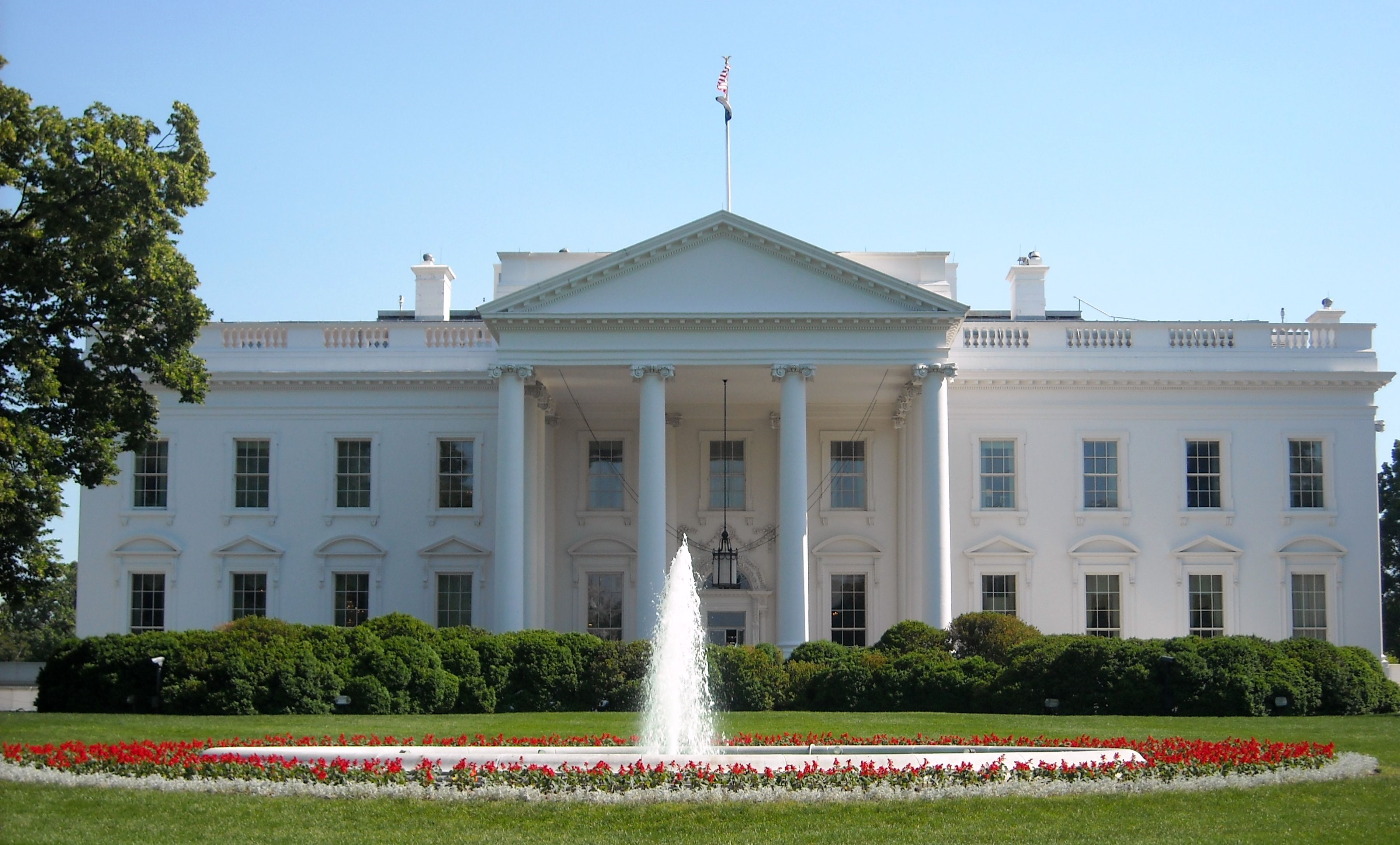 The White House. Photo by AgnosticPreachersKid [CC BY-SA 3.0 (https://creativecommons.org/licenses/by-sa/3.0)]