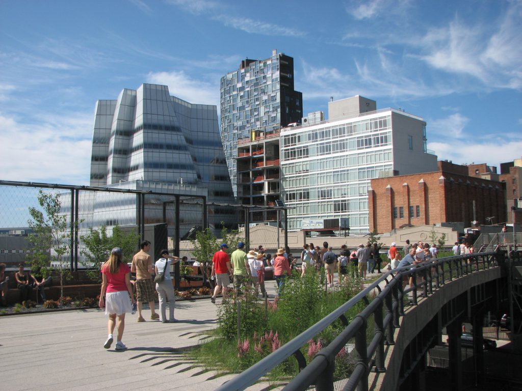 The High Line. Photo by David Berkowitz from New York, NY, USA [CC BY 2.0 (https://creativecommons.org/licenses/by/2.0)].