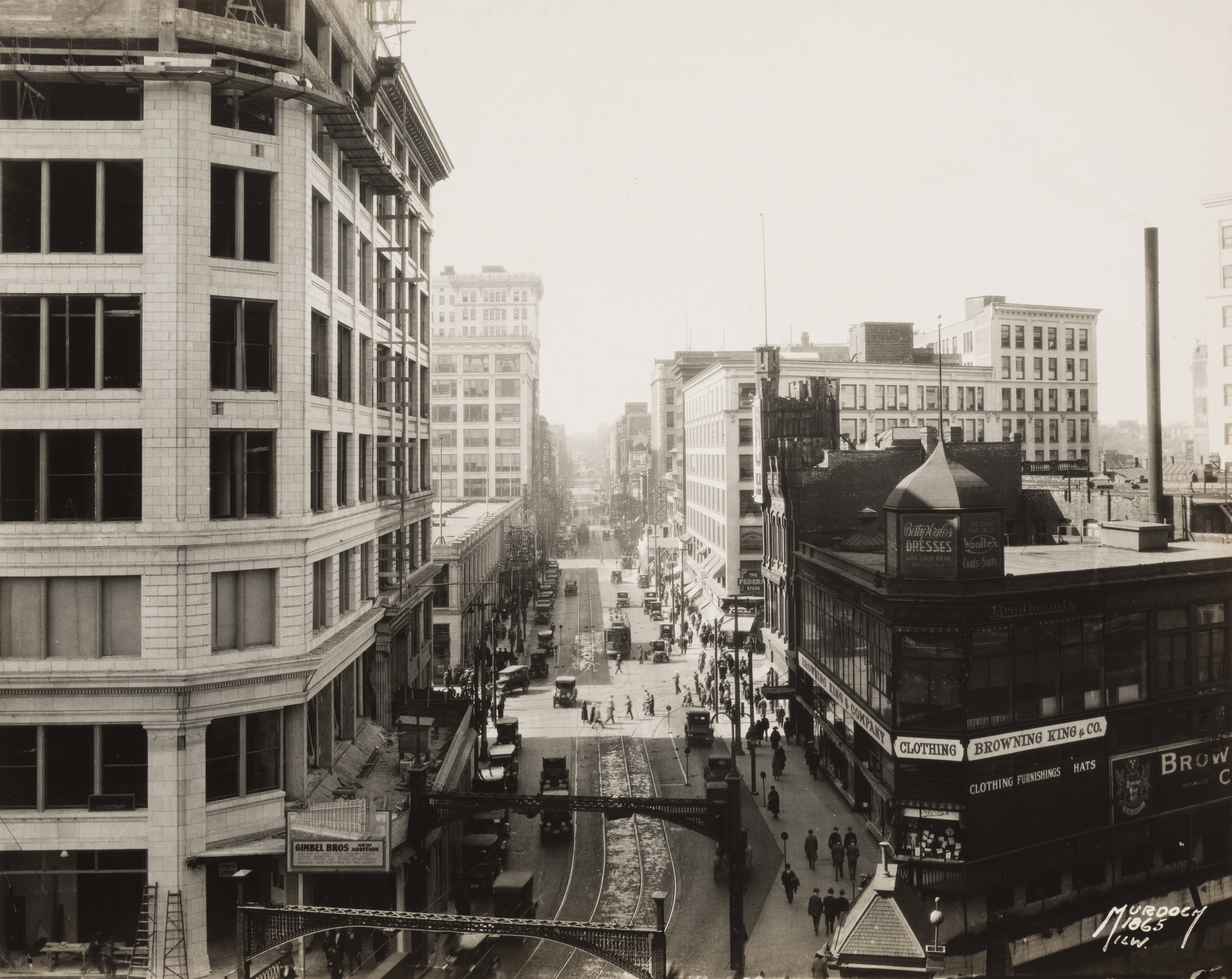Murdoch & Company, View West of Wisconsin Avenue, Milwaukee, from Pabst Building, 1923/25. Gelatin silver print. Gift of Friends of Art, M1989.410. Copy photo by John R. Glembin.
