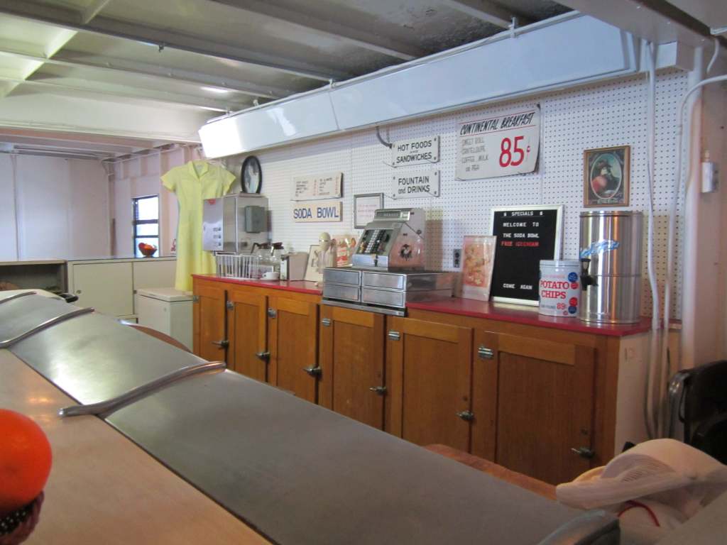  El tazón de soda ofrecía comidas ligeras y refrigerios. La habitación originalmente albergaba el casino de corta duración del barco. Foto de Carl Swanson