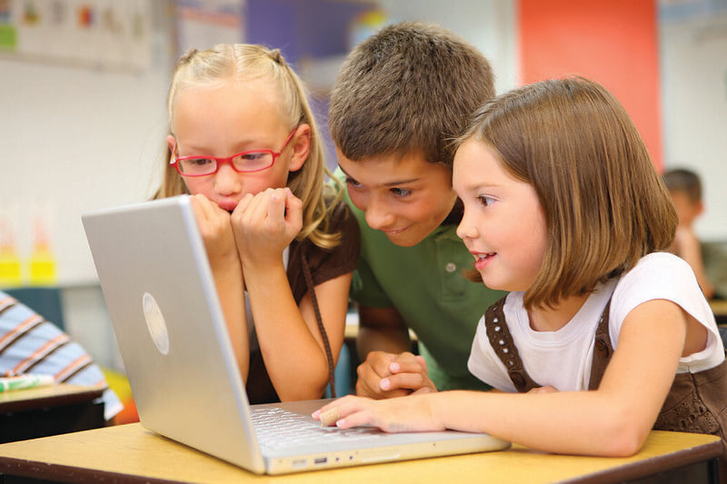 Children at school. Photo by Lucélia Ribeiro. (Creative Commons sharealike 2.0)