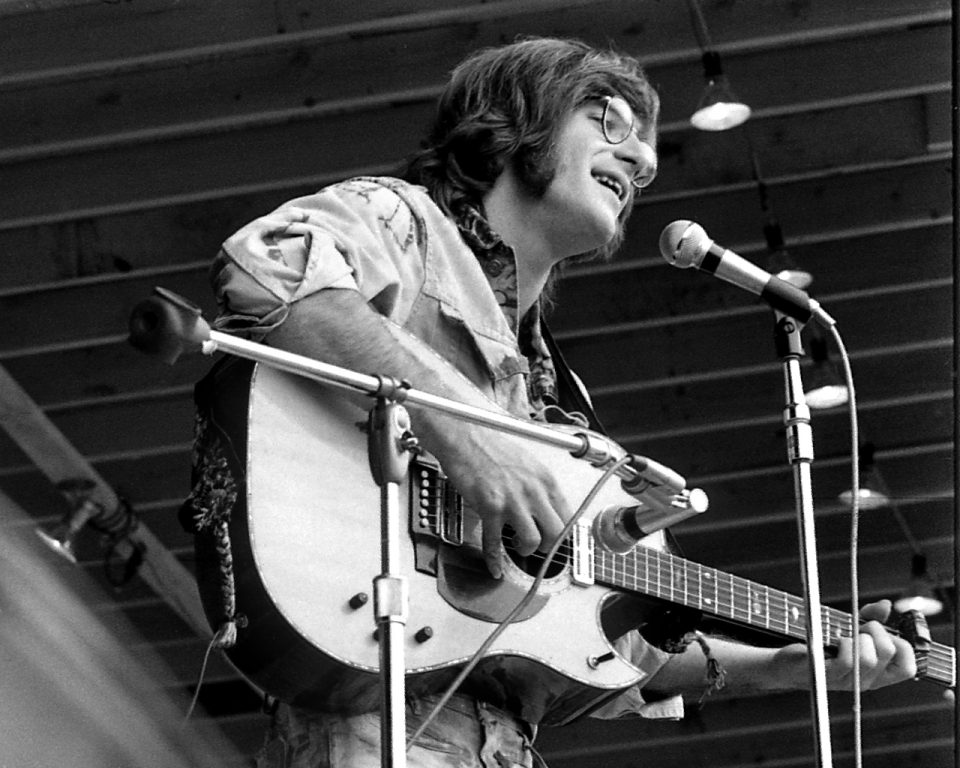 John Sebastian performing in concert in East Lansing, Michigan, August 1970. Photo by Hugh Shirley Candyside / CC BY-SA (https://creativecommons.org/licenses/by-sa/2.0).