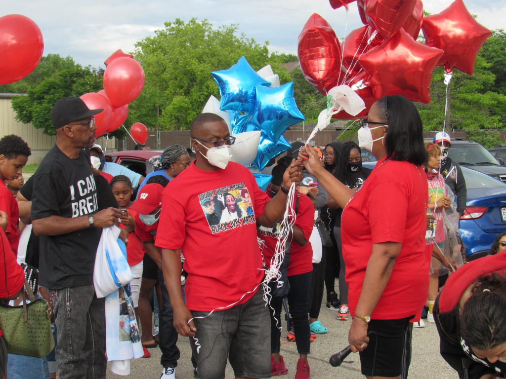 Jay Anderson, St. and his wife Linda gather with their family, holding balloons to honor Jay Jr. Photo by Isiah Holmes/Wisconsin Examiner.