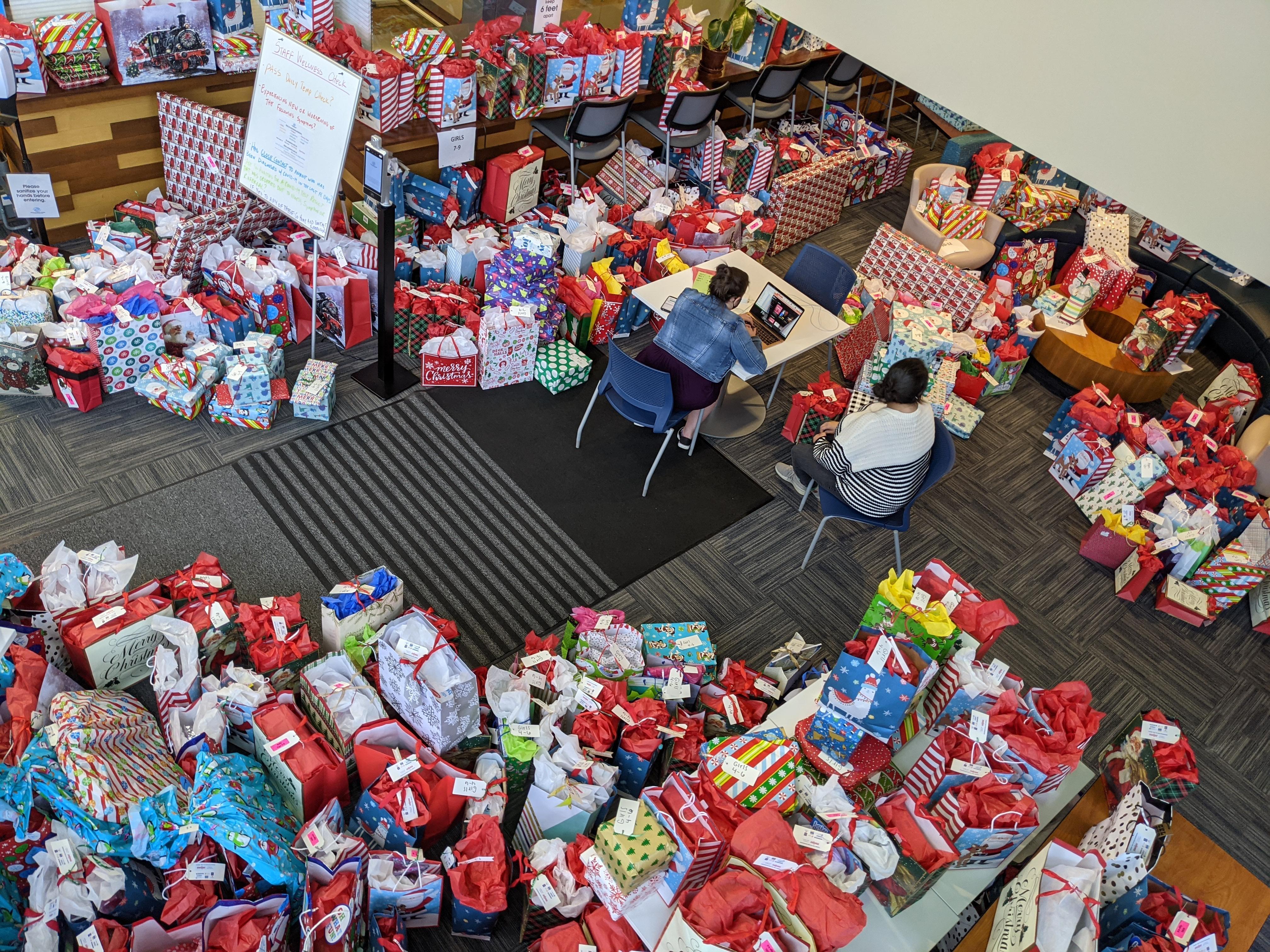 UScellular Donates $15,000 Making the Holidays a Little Brighter for Boys & Girls Clubs of Greater Milwaukee