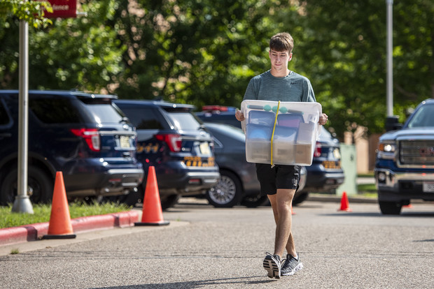 Student Adam Augustine carries a box toward his residence hall Saturday, Aug. 28, 2021, at UW-Eau Claire. Angela Major/WPR