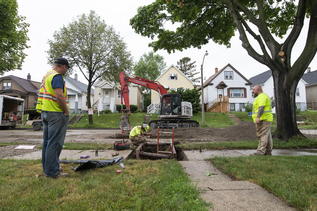 From left: Tom Iglinski, Jericho Gomez and Ryan DeBelak are part of a four-person crew working to replace a lead water service pipeline in Milwaukee on June 29, 2021. Wisconsin communities have replaced more than 115,000 utility-owned and privately-owned service line portions since 2016, according to a Wisconsin Watch analysis. Still lurking in 2020, however: an estimated 465,000 pipeline portions made of lead or other potentially hazardous materials. Isaac Wasserman/Wisconsin Watch