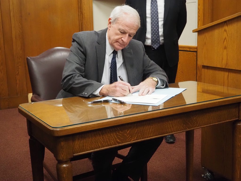 Mayor Tom Barrett signs his resignation letter. Photo by Jeramey Jannene.