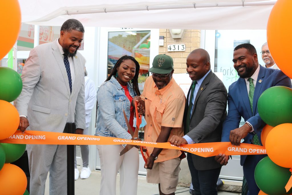 Ald. Khalif Rainey, Yashica Spears, Maurice Wince, Mayor Johnson and Commissioner Crump at the grand opening of Sherman Park Grocery. Photo by Sophie Bolich.