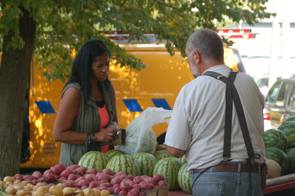 Some farmers markets offer 50% discounts for FoodShare members. Photo courtesy of Milwaukee Neighborhood News Service.