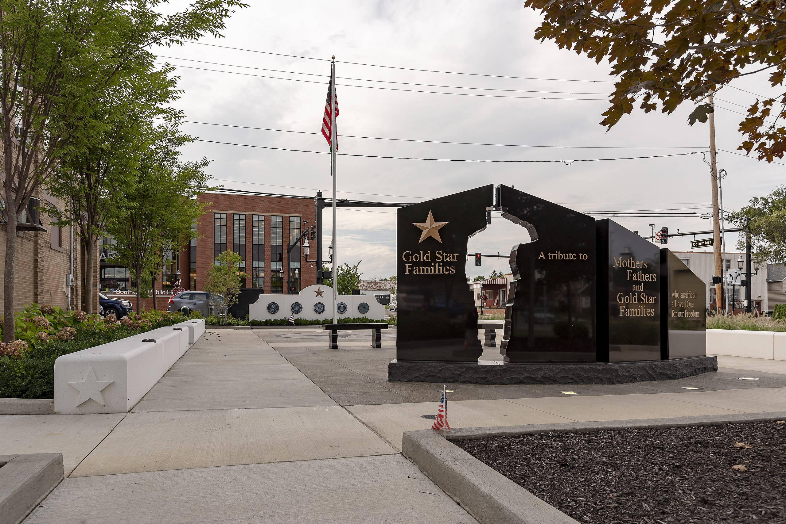 The front of a Woody Willams Foundation Gold Star Families Memorial Monument, located in Grove City, Ohio. Photo by Sixflashphoto, CC BY-SA 4.0 , via Wikimedia Commons