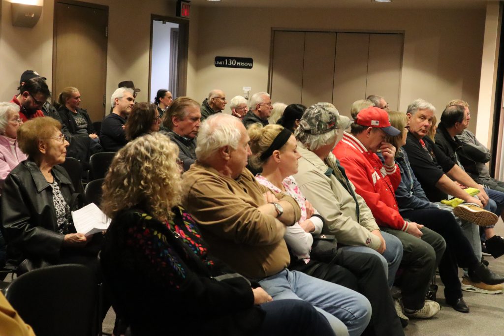 Brookfield residents attend the meeting to take up the censure of Ald. Kris Seals. Photo by Isiah Holmes/Wisconsin Examiner.