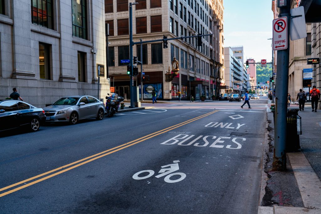Bike-Bus only lane in downtown Pittsburgh. (CC BY-SA 2.0) https://creativecommons.org/licenses/by-sa/2.0/