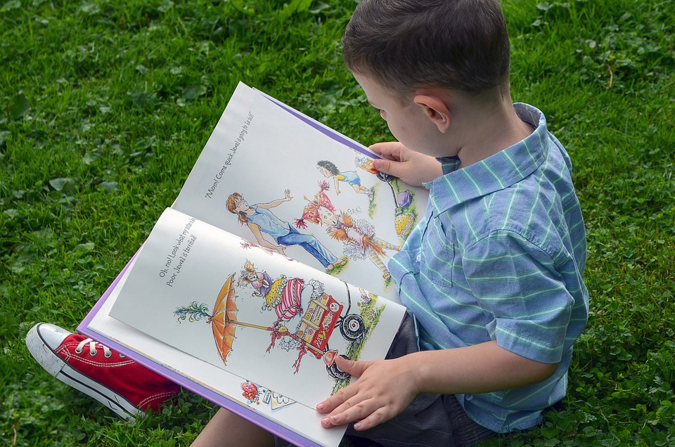 Child reading. (Pixabay license)
