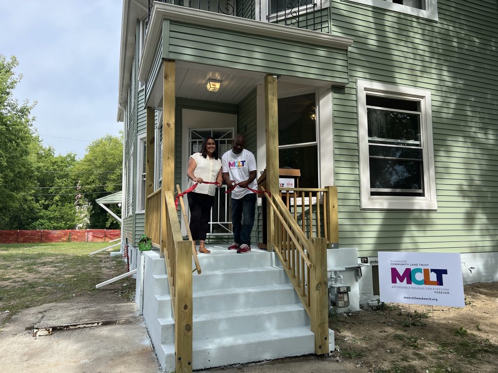JoAnna Bautch and Lamont Davis cut the ribbon on a renovated home at 2655 N. 16th St. Photo by Jeramey Jannene.