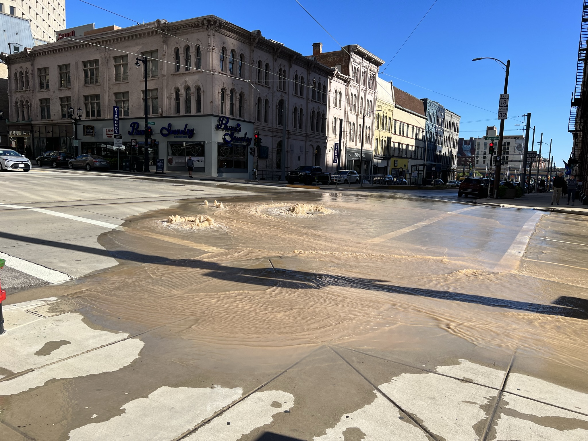Water main break at N. Broadway and E. Wisconsin Ave. Photo by Jeramey Jannene.
