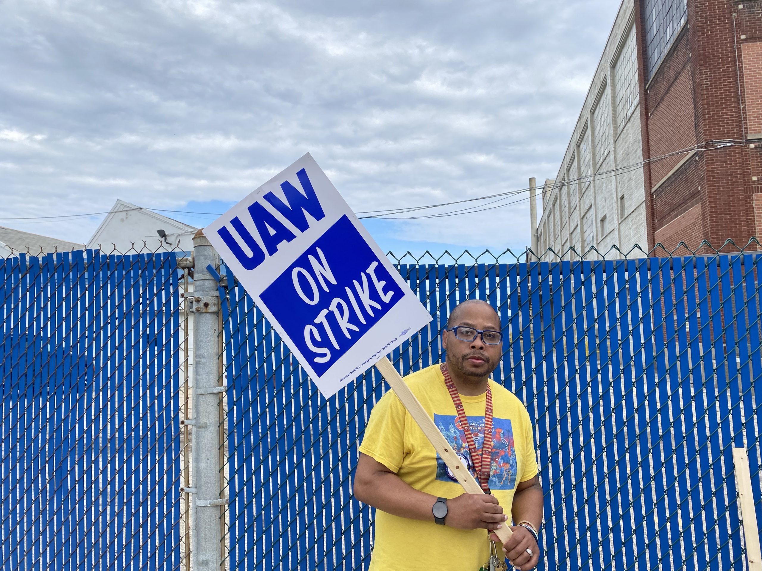 UAW worker on strike at Stellantis distribution center in Bay View. Photo by Graham Kilmer.